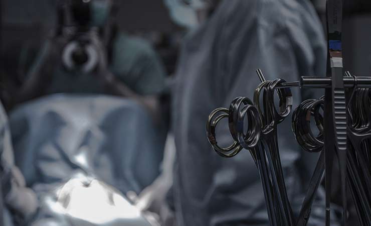 un'operazione chirurgica in sala operatoria