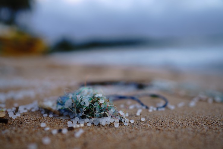 Microplastiche sulla spiaggia